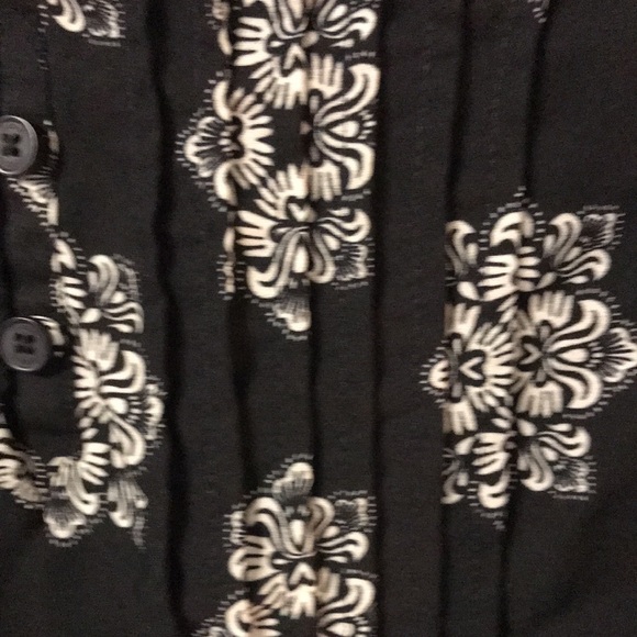 Jones New York Women’s Tunic Top Size L Black Red Border Print Pin tuck pleats - Picture 3 of 10